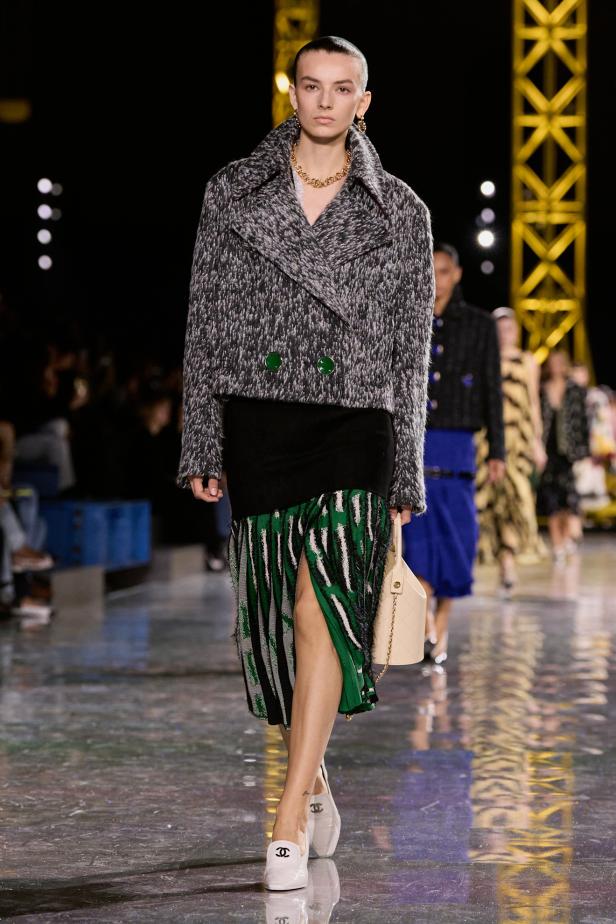اختلاف النهار والليل في رؤية بلازي  من الأناقة الوظيفية إلى البريق الاحتفالي في مجموعة Chanel لخريف 2026 