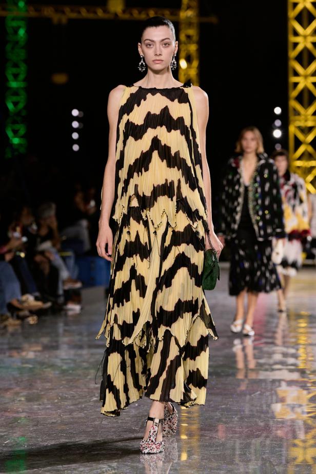 اختلاف النهار والليل في رؤية بلازي  من الأناقة الوظيفية إلى البريق الاحتفالي في مجموعة Chanel لخريف 2026 