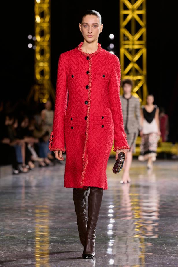 اختلاف النهار والليل في رؤية بلازي  من الأناقة الوظيفية إلى البريق الاحتفالي في مجموعة Chanel لخريف 2026 