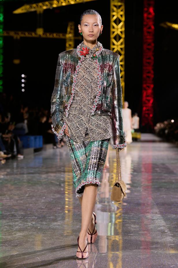 اختلاف النهار والليل في رؤية بلازي  من الأناقة الوظيفية إلى البريق الاحتفالي في مجموعة Chanel لخريف 2026 