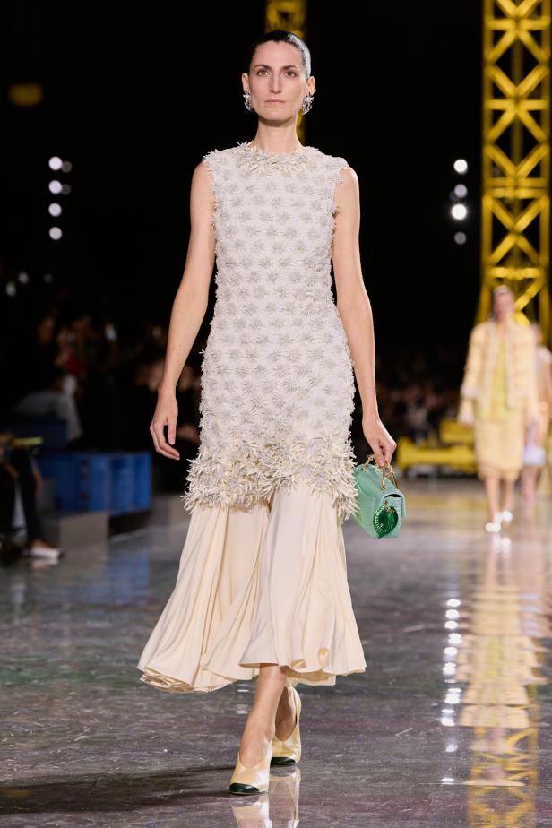 اختلاف النهار والليل في رؤية بلازي  من الأناقة الوظيفية إلى البريق الاحتفالي في مجموعة Chanel لخريف 2026 