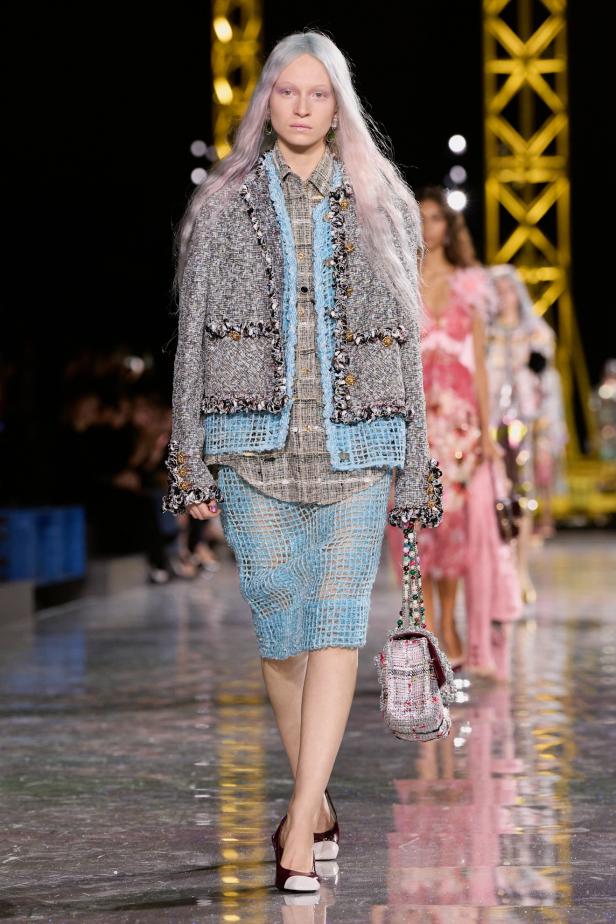 اختلاف النهار والليل في رؤية بلازي  من الأناقة الوظيفية إلى البريق الاحتفالي في مجموعة Chanel لخريف 2026 