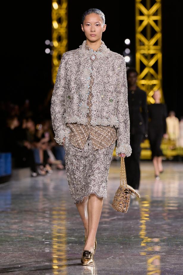 اختلاف النهار والليل في رؤية بلازي  من الأناقة الوظيفية إلى البريق الاحتفالي في مجموعة Chanel لخريف 2026 