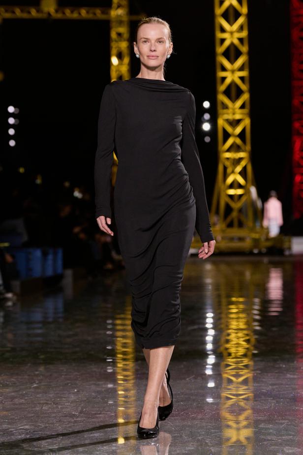 اختلاف النهار والليل في رؤية بلازي  من الأناقة الوظيفية إلى البريق الاحتفالي في مجموعة Chanel لخريف 2026 