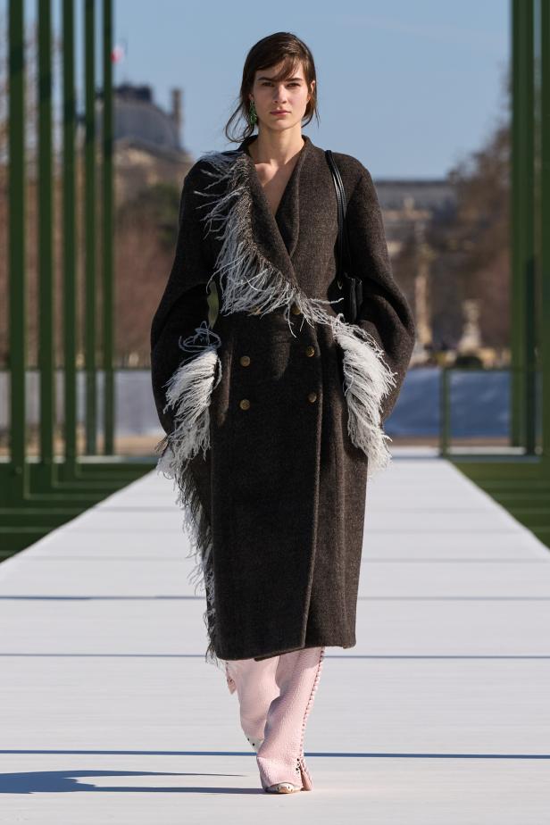 مجموعة ديور لخريف وشتاء 2026... أندرسون يستعيد أمجاد القرن الثامن عشر بلمسة عصرية