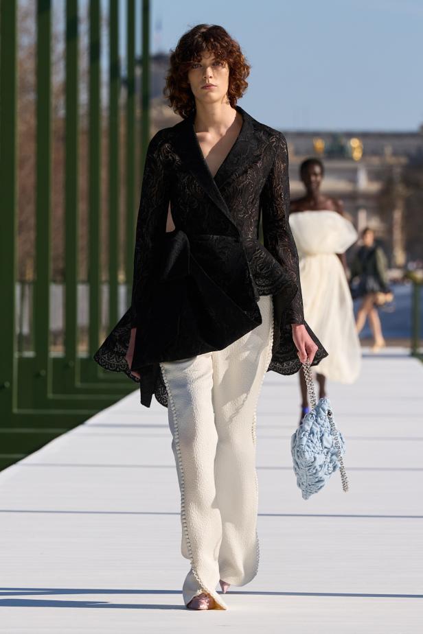 مجموعة ديور لخريف وشتاء 2026... أندرسون يستعيد أمجاد القرن الثامن عشر بلمسة عصرية