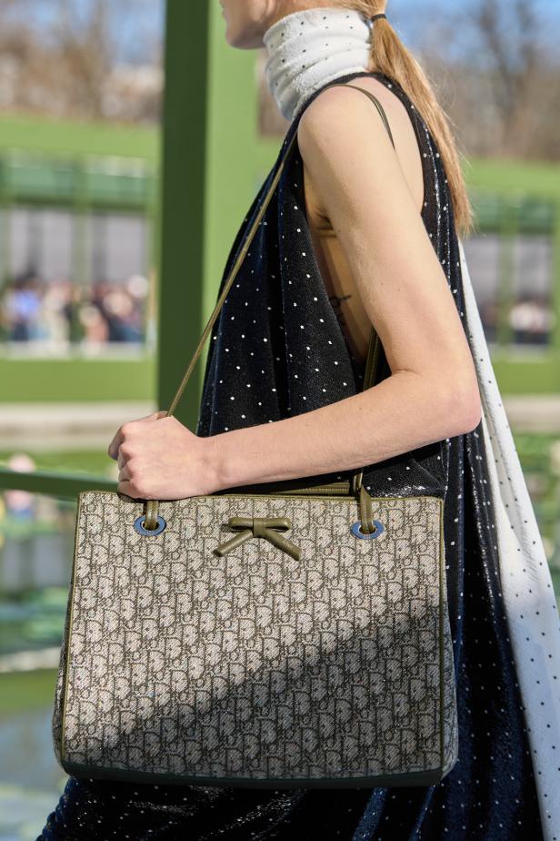 مجموعة ديور لخريف وشتاء 2026... أندرسون يستعيد أمجاد القرن الثامن عشر بلمسة عصرية