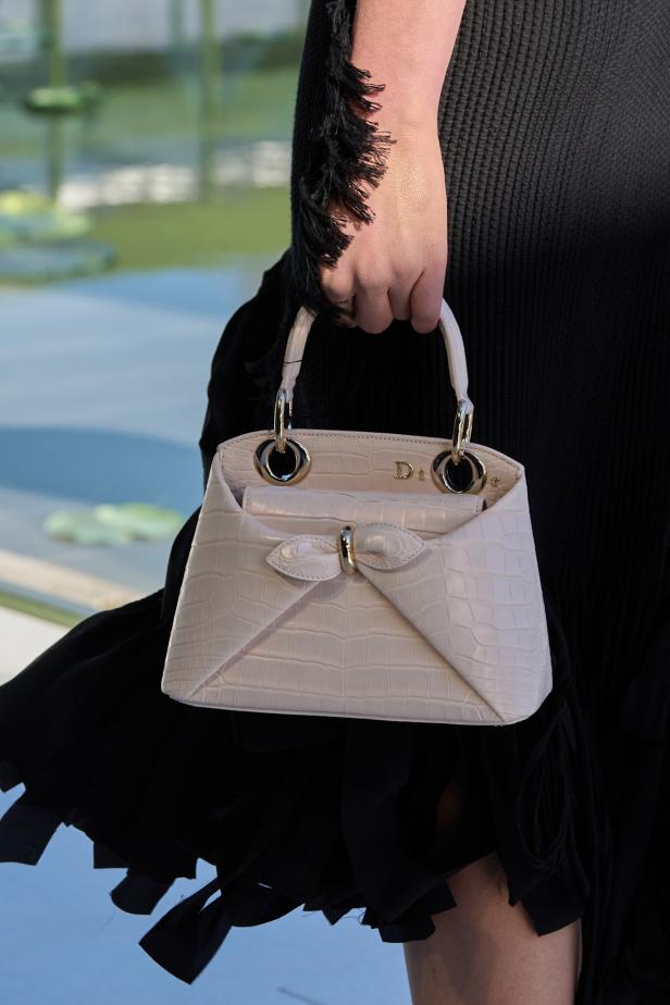 مجموعة ديور لخريف وشتاء 2026... أندرسون يستعيد أمجاد القرن الثامن عشر بلمسة عصرية