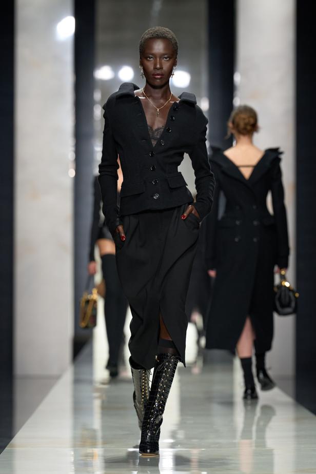 عرض دولتشي أند غابانا لخريف 2026... قصيدة سوداء في حب الهوية والأنوثة الطاغية