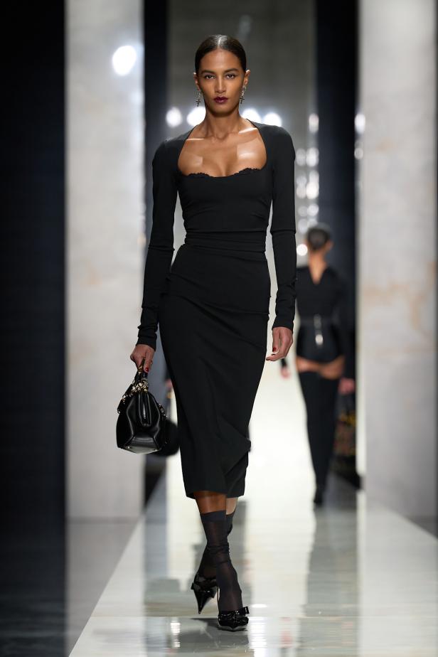 عرض دولتشي أند غابانا لخريف 2026... قصيدة سوداء في حب الهوية والأنوثة الطاغية