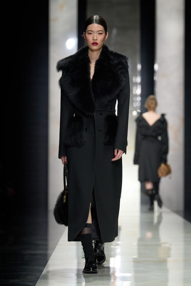 عرض دولتشي أند غابانا لخريف 2026... قصيدة سوداء في حب الهوية والأنوثة الطاغية