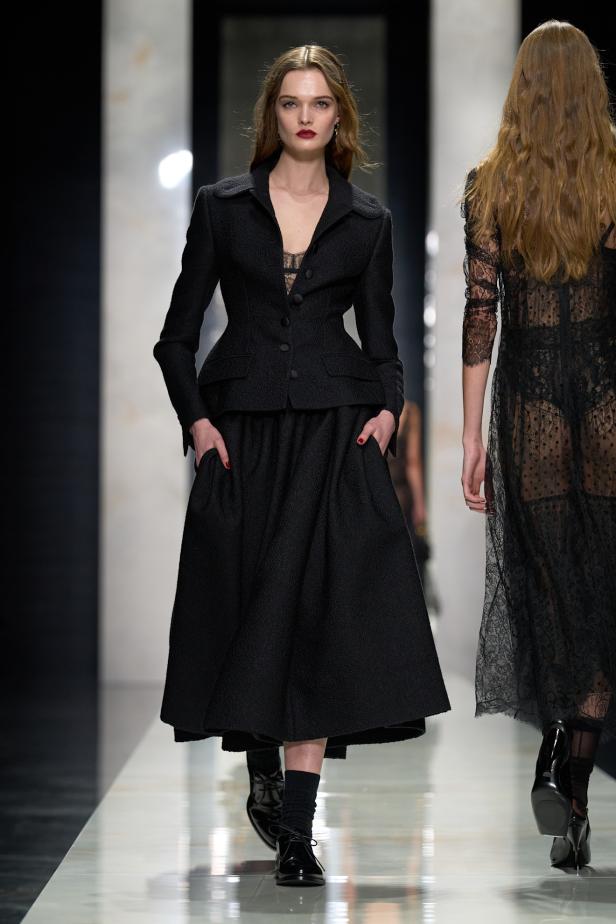 عرض دولتشي أند غابانا لخريف 2026... قصيدة سوداء في حب الهوية والأنوثة الطاغية