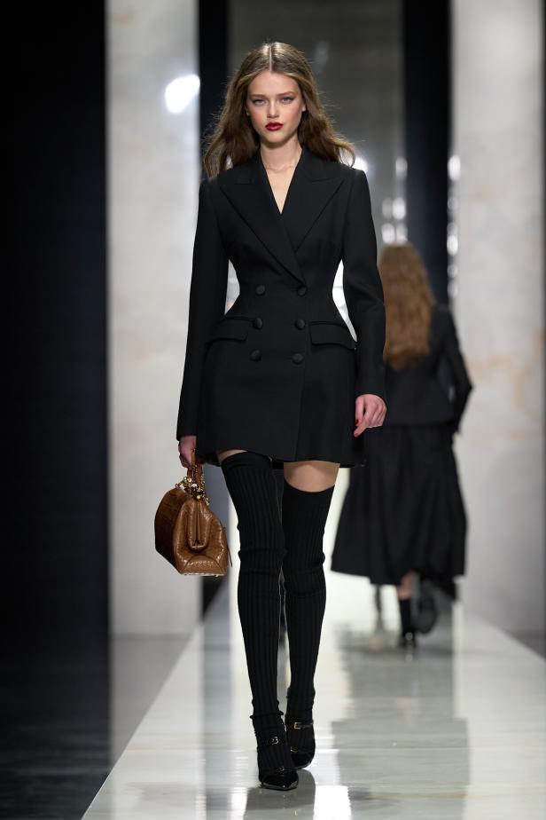 عرض دولتشي أند غابانا لخريف 2026... قصيدة سوداء في حب الهوية والأنوثة الطاغية