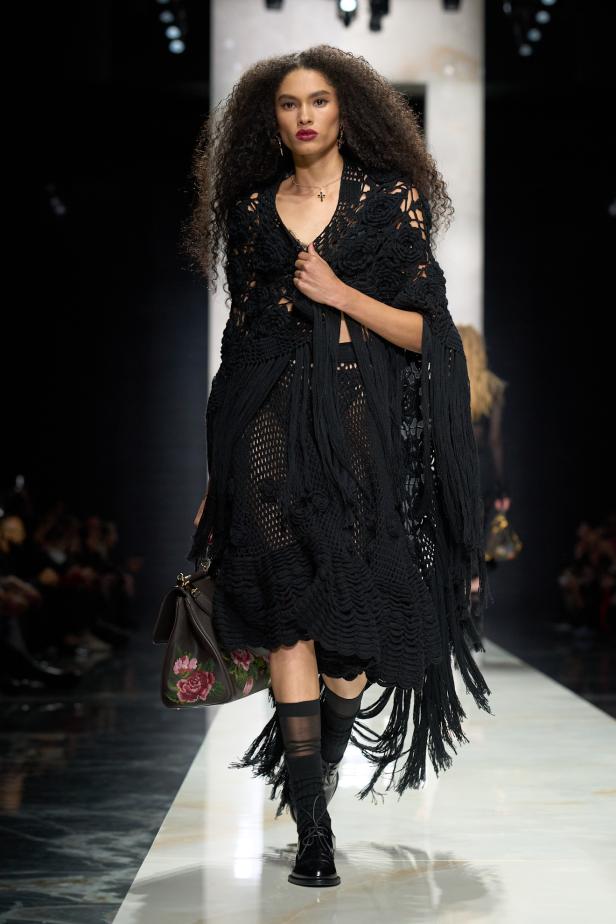 عرض دولتشي أند غابانا لخريف 2026... قصيدة سوداء في حب الهوية والأنوثة الطاغية