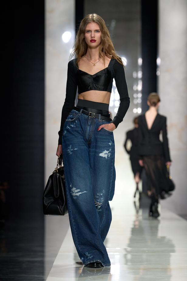 عرض دولتشي أند غابانا لخريف 2026... قصيدة سوداء في حب الهوية والأنوثة الطاغية