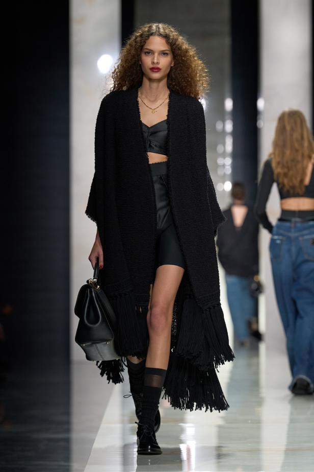 عرض دولتشي أند غابانا لخريف 2026... قصيدة سوداء في حب الهوية والأنوثة الطاغية