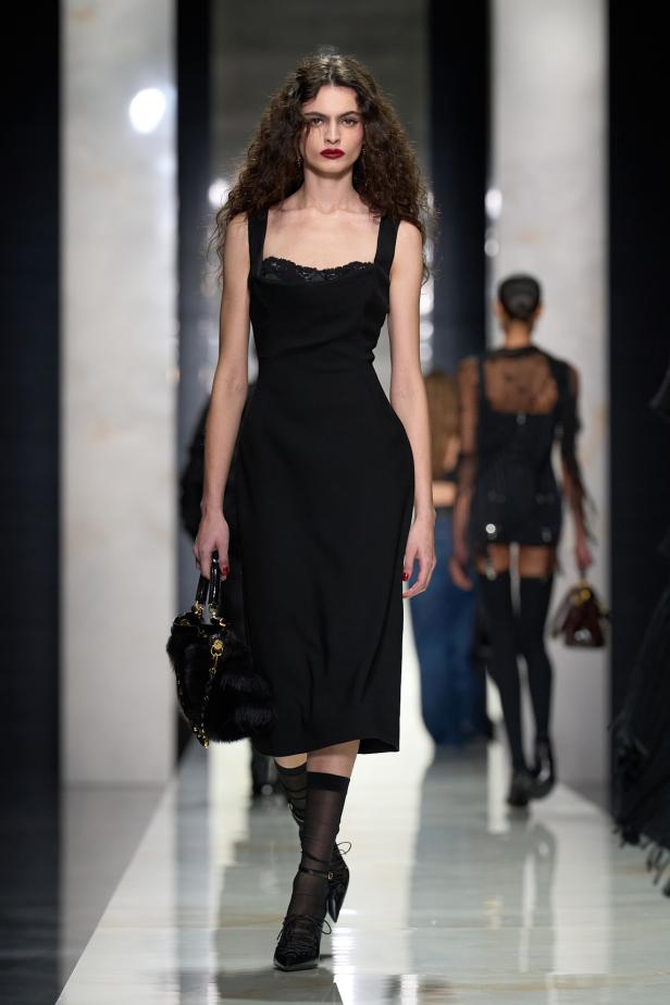 عرض دولتشي أند غابانا لخريف 2026... قصيدة سوداء في حب الهوية والأنوثة الطاغية