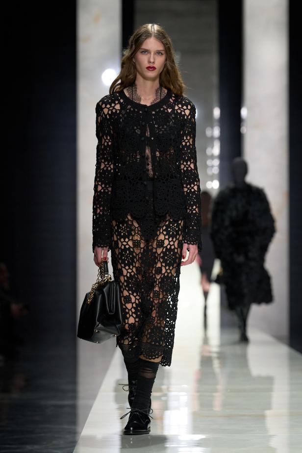 عرض دولتشي أند غابانا لخريف 2026... قصيدة سوداء في حب الهوية والأنوثة الطاغية