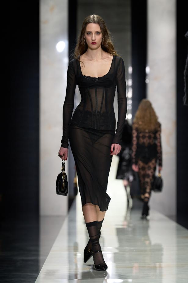 عرض دولتشي أند غابانا لخريف 2026... قصيدة سوداء في حب الهوية والأنوثة الطاغية