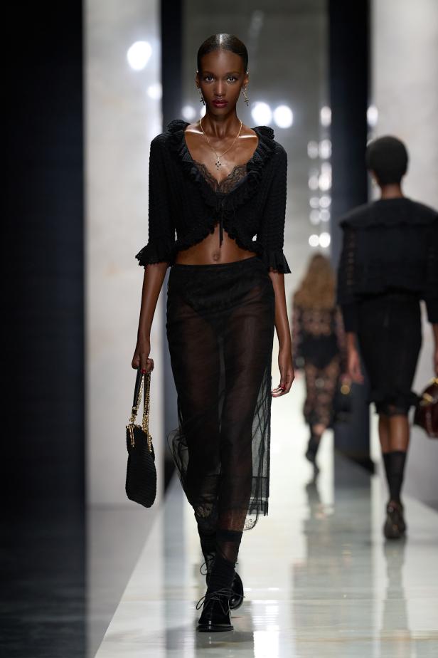 عرض دولتشي أند غابانا لخريف 2026... قصيدة سوداء في حب الهوية والأنوثة الطاغية