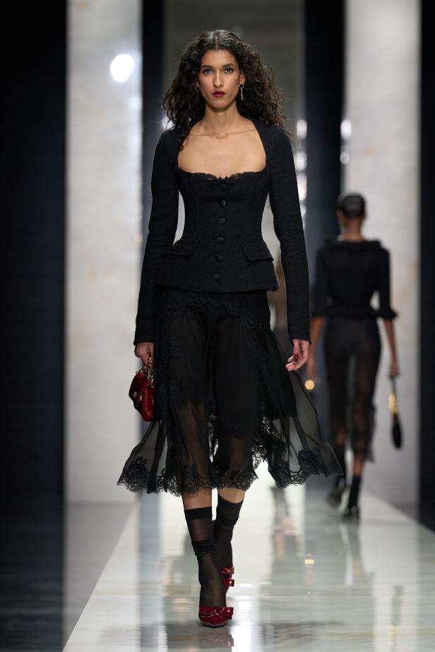 عرض دولتشي أند غابانا لخريف 2026... قصيدة سوداء في حب الهوية والأنوثة الطاغية