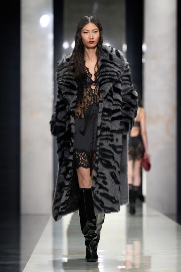 عرض دولتشي أند غابانا لخريف 2026... قصيدة سوداء في حب الهوية والأنوثة الطاغية