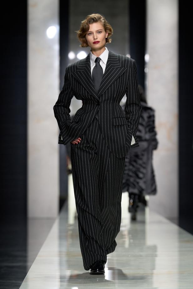 عرض دولتشي أند غابانا لخريف 2026... قصيدة سوداء في حب الهوية والأنوثة الطاغية