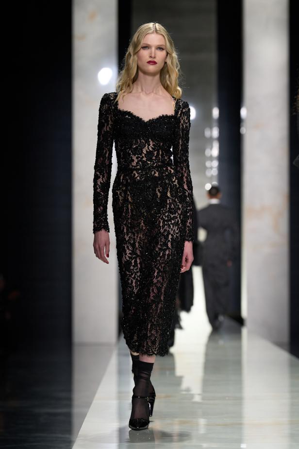 عرض دولتشي أند غابانا لخريف 2026... قصيدة سوداء في حب الهوية والأنوثة الطاغية