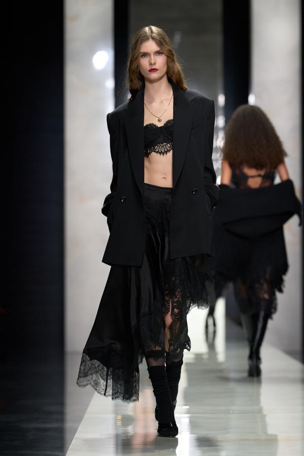 عرض دولتشي أند غابانا لخريف 2026... قصيدة سوداء في حب الهوية والأنوثة الطاغية