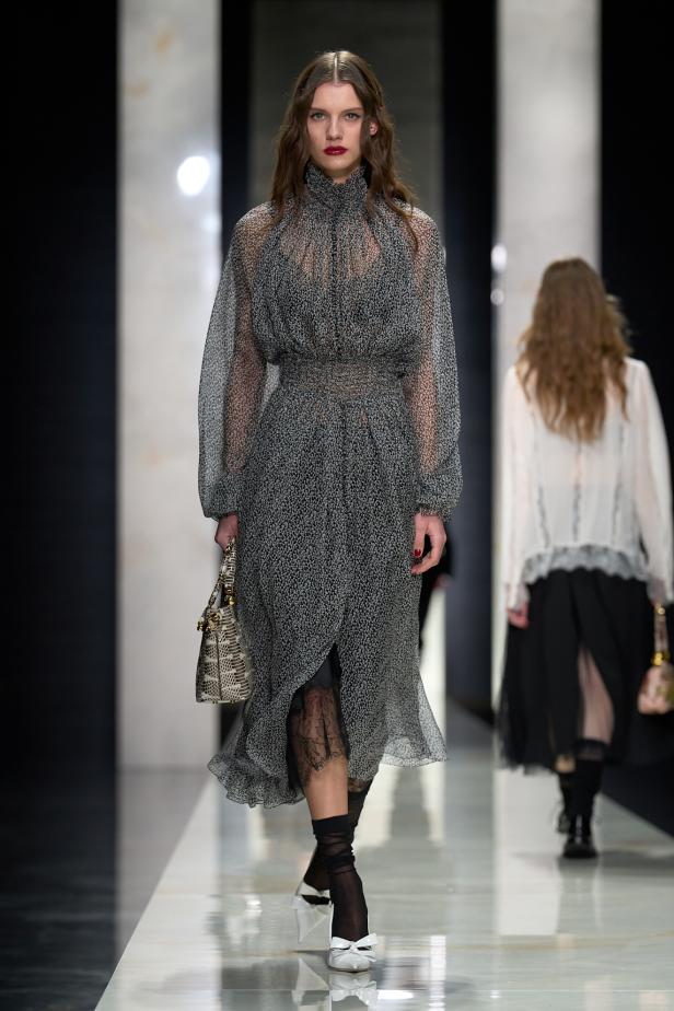 عرض دولتشي أند غابانا لخريف 2026... قصيدة سوداء في حب الهوية والأنوثة الطاغية