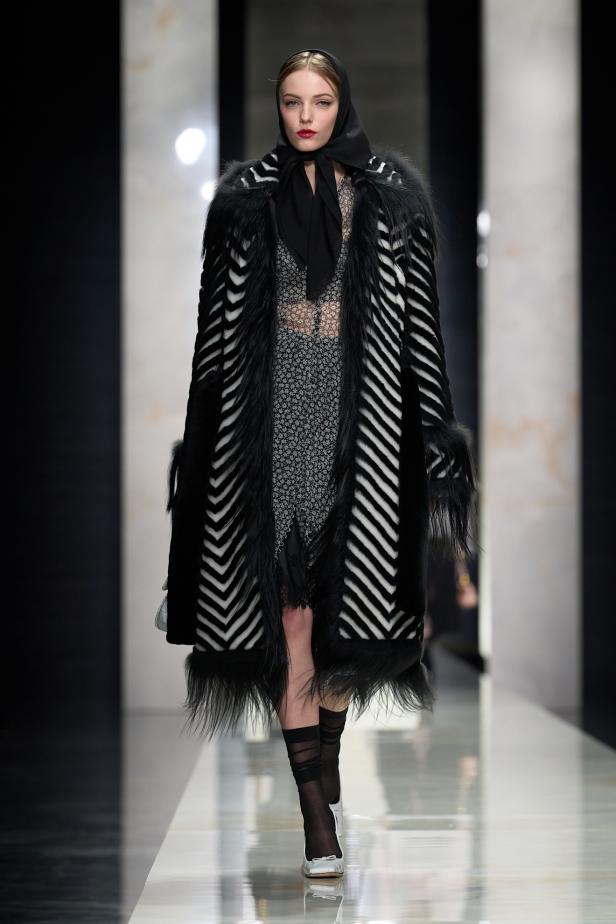 عرض دولتشي أند غابانا لخريف 2026... قصيدة سوداء في حب الهوية والأنوثة الطاغية