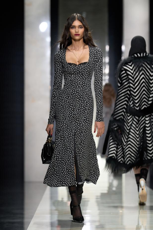 عرض دولتشي أند غابانا لخريف 2026... قصيدة سوداء في حب الهوية والأنوثة الطاغية