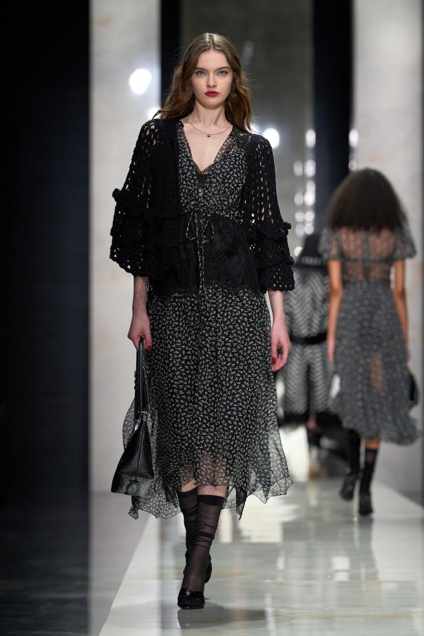 عرض دولتشي أند غابانا لخريف 2026... قصيدة سوداء في حب الهوية والأنوثة الطاغية