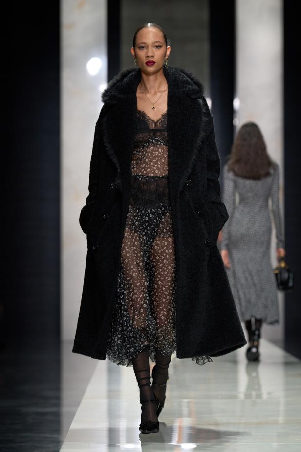 عرض دولتشي أند غابانا لخريف 2026... قصيدة سوداء في حب الهوية والأنوثة الطاغية