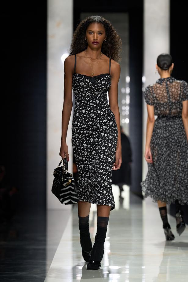 عرض دولتشي أند غابانا لخريف 2026... قصيدة سوداء في حب الهوية والأنوثة الطاغية