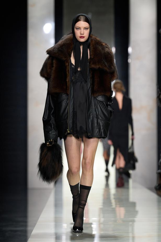 عرض دولتشي أند غابانا لخريف 2026... قصيدة سوداء في حب الهوية والأنوثة الطاغية