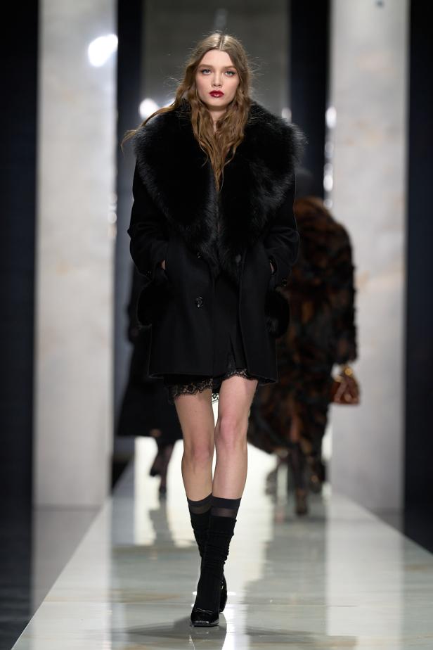 عرض دولتشي أند غابانا لخريف 2026... قصيدة سوداء في حب الهوية والأنوثة الطاغية