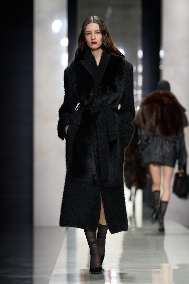 عرض دولتشي أند غابانا لخريف 2026... قصيدة سوداء في حب الهوية والأنوثة الطاغية