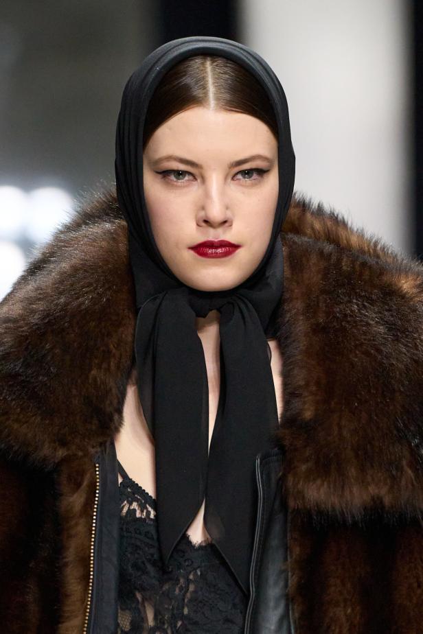 عرض دولتشي أند غابانا لخريف 2026... قصيدة سوداء في حب الهوية والأنوثة الطاغية