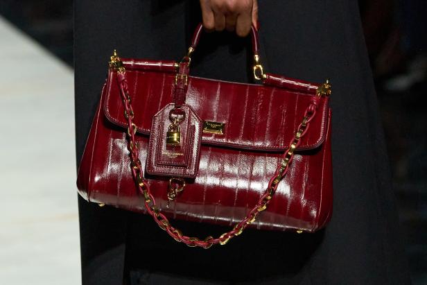 عرض دولتشي أند غابانا لخريف 2026... قصيدة سوداء في حب الهوية والأنوثة الطاغية