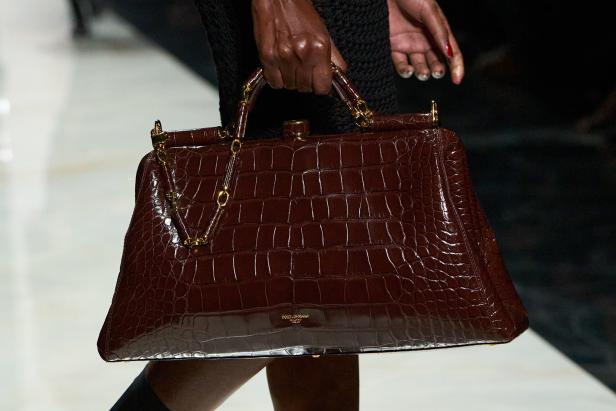 عرض دولتشي أند غابانا لخريف 2026... قصيدة سوداء في حب الهوية والأنوثة الطاغية