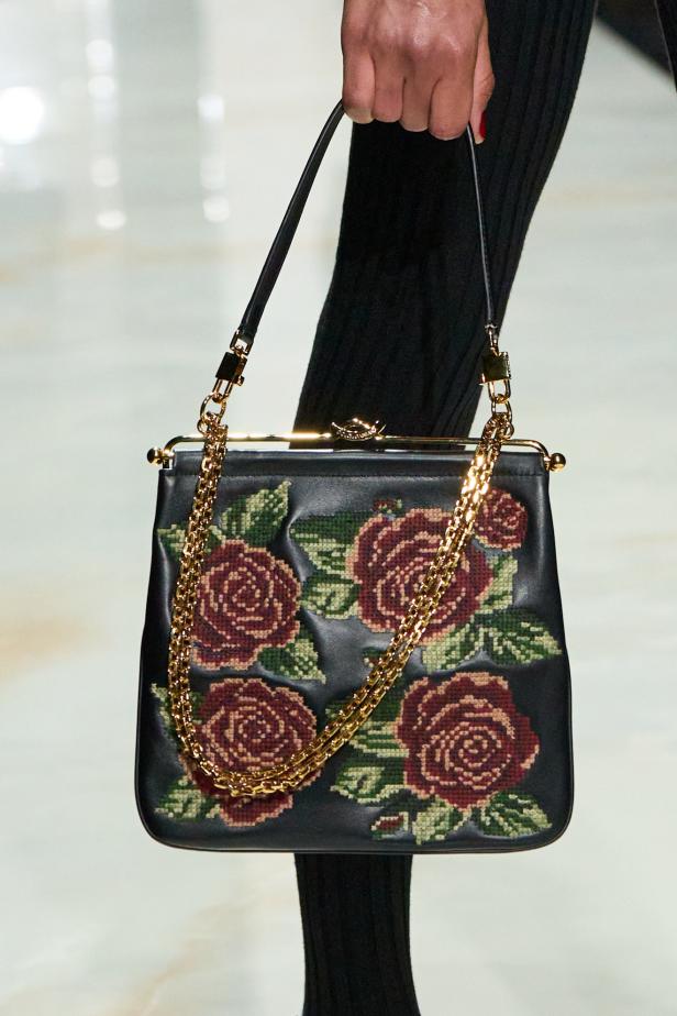 عرض دولتشي أند غابانا لخريف 2026... قصيدة سوداء في حب الهوية والأنوثة الطاغية