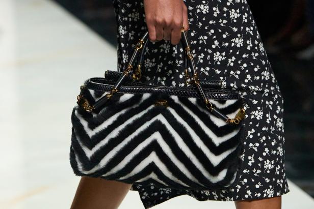 عرض دولتشي أند غابانا لخريف 2026... قصيدة سوداء في حب الهوية والأنوثة الطاغية