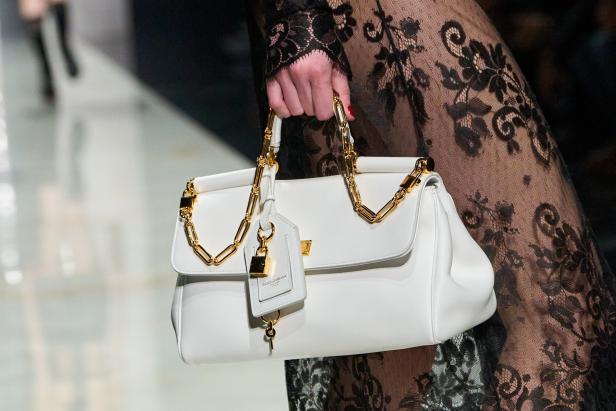 عرض دولتشي أند غابانا لخريف 2026... قصيدة سوداء في حب الهوية والأنوثة الطاغية