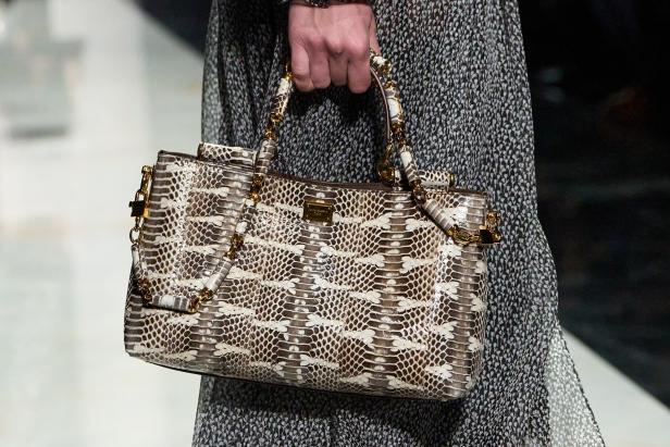 عرض دولتشي أند غابانا لخريف 2026... قصيدة سوداء في حب الهوية والأنوثة الطاغية