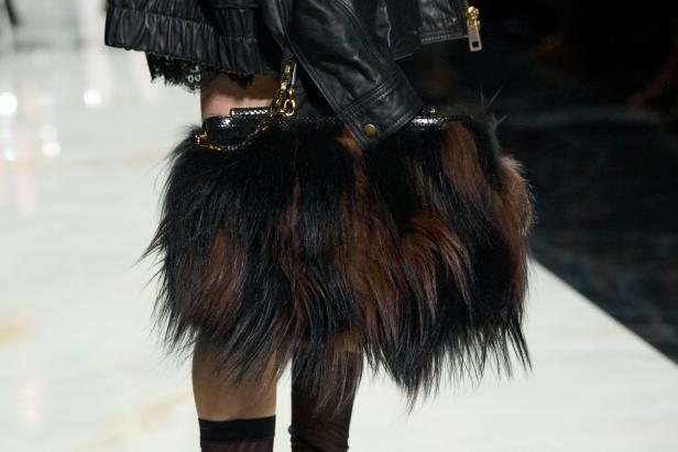 عرض دولتشي أند غابانا لخريف 2026... قصيدة سوداء في حب الهوية والأنوثة الطاغية