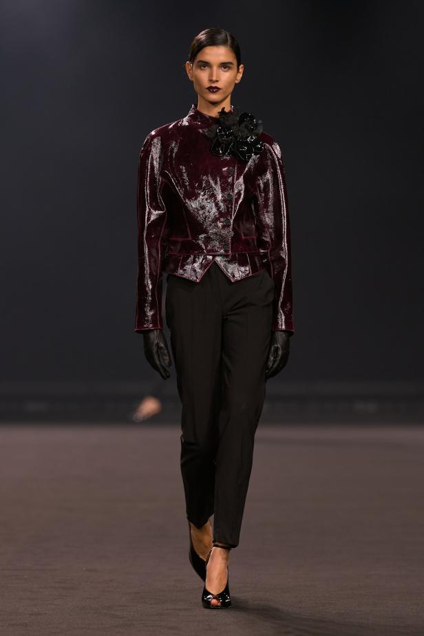 نيويورك التسعينيات برؤية إيلي صعب في مجموعة خريف 2026... لامرأة تجمع بين تناقضات ‏المدينة الساحرة