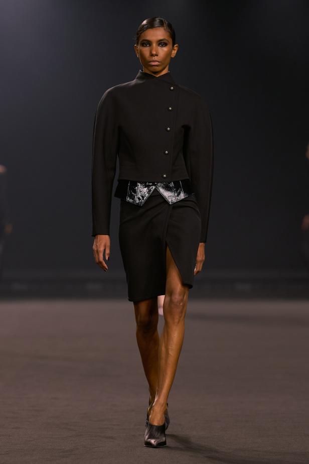 نيويورك التسعينيات برؤية إيلي صعب في مجموعة خريف 2026... لامرأة تجمع بين تناقضات ‏المدينة الساحرة