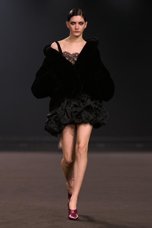 نيويورك التسعينيات برؤية إيلي صعب في مجموعة خريف 2026... لامرأة تجمع بين تناقضات ‏المدينة الساحرة