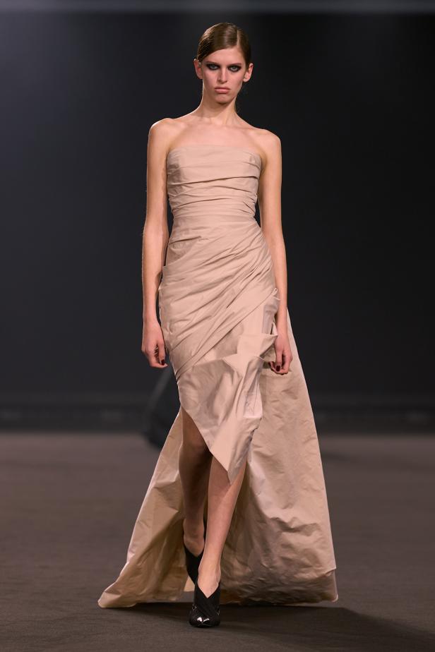 نيويورك التسعينيات برؤية إيلي صعب في مجموعة خريف 2026... لامرأة تجمع بين تناقضات ‏المدينة الساحرة